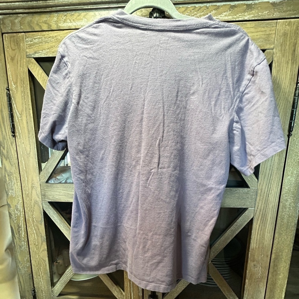 B149. Sz M Guess purple and black tee. - Picture 3 of 3